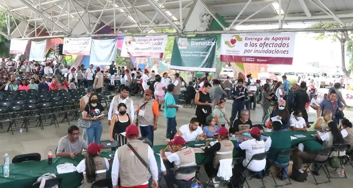 Entregan primeros apoyos económicos por emergencia en Poza Rica, Veracruz