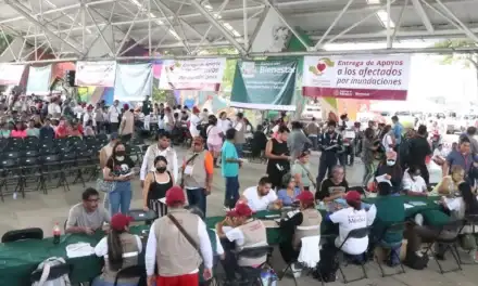 Entregan primeros apoyos económicos por emergencia en Poza Rica, Veracruz