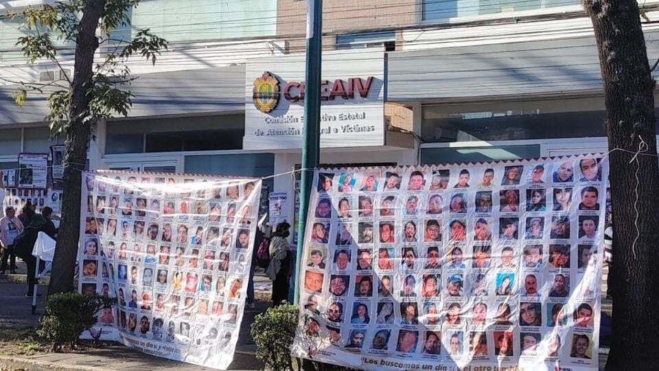 Colectivos de búsqueda protestan en Xalapa; toman la Comisión Estatal de Víctimas y piden salida de titular